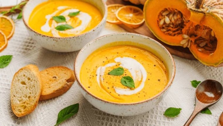 La sopa crema de calabaza es una cena ideal para los días fríos (Shutterstock).