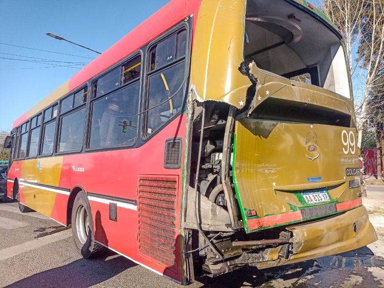 ACCIDENTE COLECTIVO CHOQUE ACCESO NORTE 02.jpg