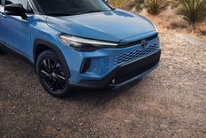 Los cambios incluyen el nuevo diseño frontal, con una parrilla del mismo color en el modelo híbrido y un aspecto más deportivo en el modelo naftero.