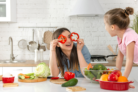 Lograr que los chicos coman frutas y verduras es posible gracias a estas ideas originales para preparar snacks saludables. Foto: Shutterstock