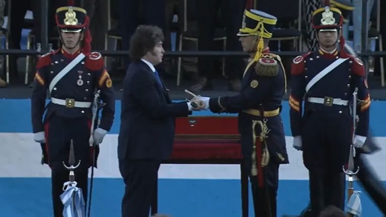 La entrega de Javier Milei del sable corvo de San Martín a los granaderos.