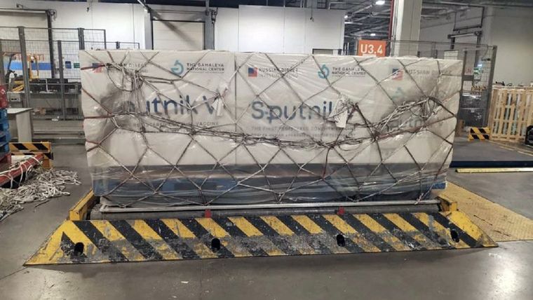 El cargamento de vacunas rusas que llegará mañana a nuestro país