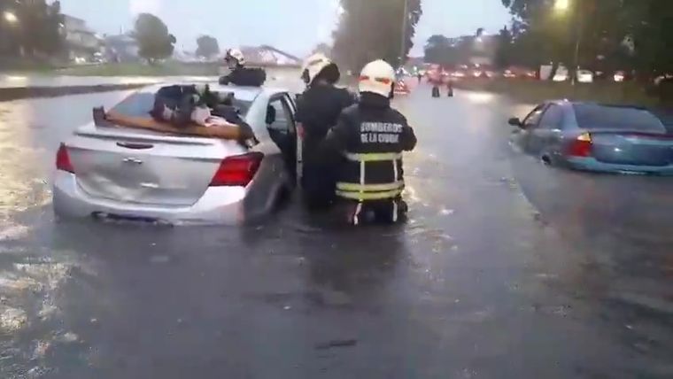 Así rescataban a las personas varadas en sus autos por la inundación de la General Paz.