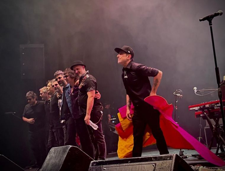 Andrés Calamaro brindó un espectáculo de dos horas ante un Arena Maipú que lució su capacidad colmada. / @a_calamaro