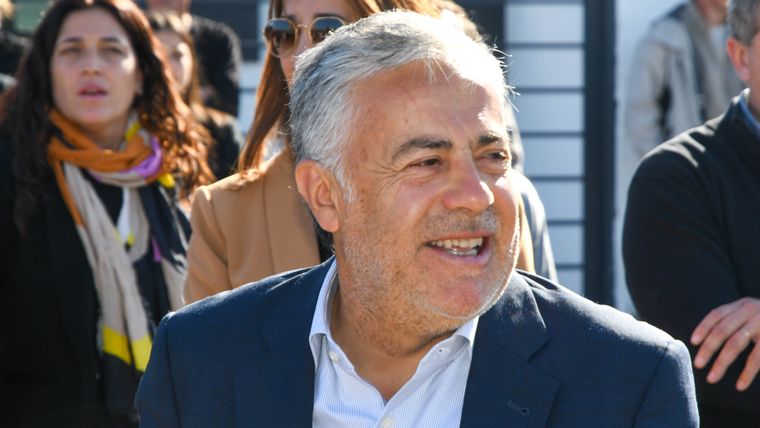 El gobernador Alfredo Cornejo provincializa la elección tras la derrota del domingo de Javier Milei. 