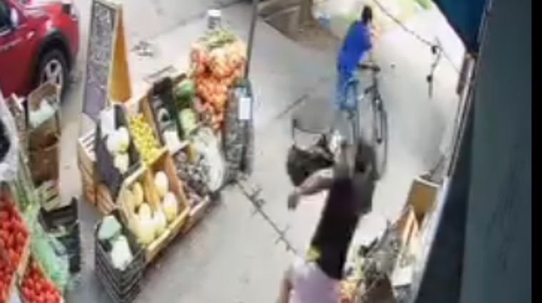 El momento del robo y la dueña de la bicicleta saliendo tras el autor.&nbsp;