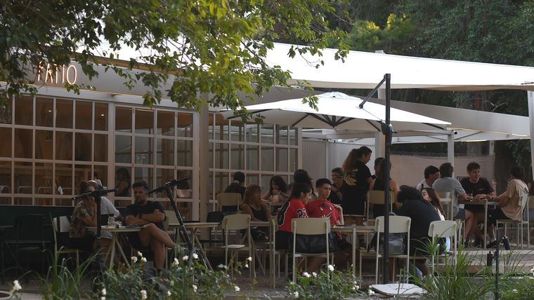 El Patio, uno de los renovados restaurantes del Parque San Martin cerca de la rotonda de los Continentes. El Patio, uno de los renovados restaurantes del Parque San Martin cerca de la rotonda de los Continentes.