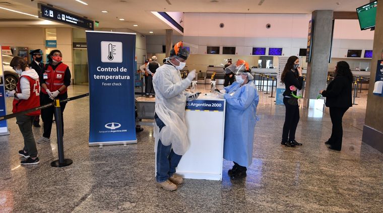 El Gobierno prepara nuevas restricciones para impedir que la nueva cepa del coronavirus llegue al país Foto: ALF PONCE MERCADO / MDZ