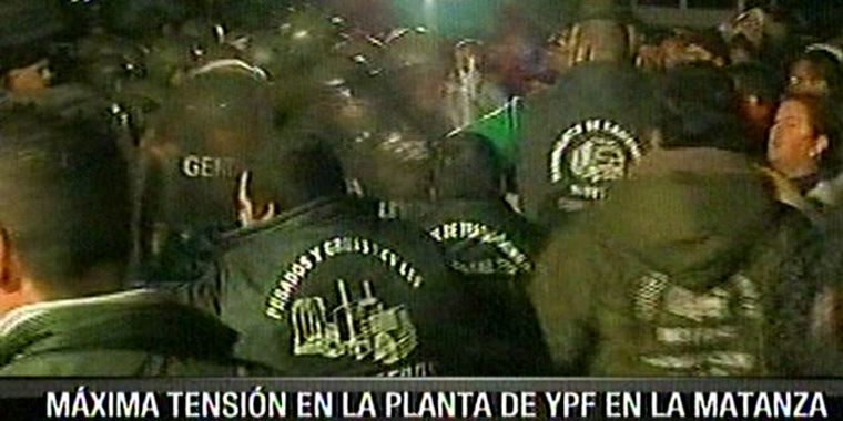 Los camioneros se manifiestan en la refinería ante las acciones de Gendarmería.