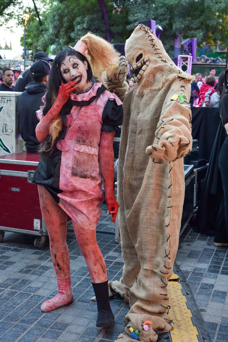 Niña pálida junto a Ooogie Boogie.