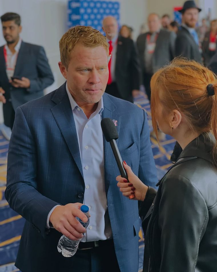 Tim Ballard niega haber hablado con Viviana Canosa sobre la denuncia.