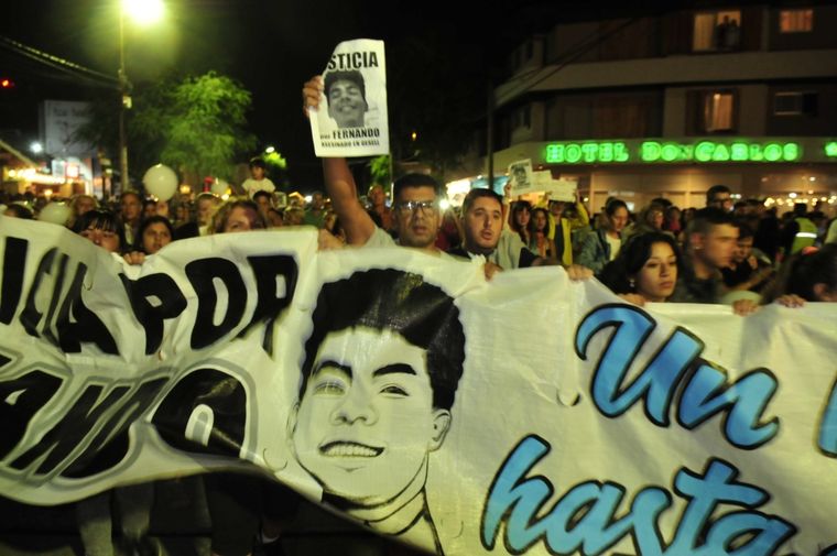 Un pais entero los abrazo a los papas de Fernando.Foto: Enrique Cangas.