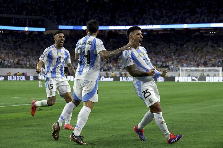 Lisandro, el centro del festejo junto a Nico González y Enzo Fernández. Foto: NA