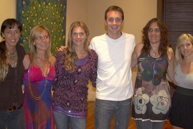 MDZol | Fernando Gabrielli, muy bien acompañado por las artistas  Silvia Mechulán, Silvia Basso, Cecilia Prato, Valeria Méndez y Natalia Sánchez Valdemoros. Foto: Gentileza