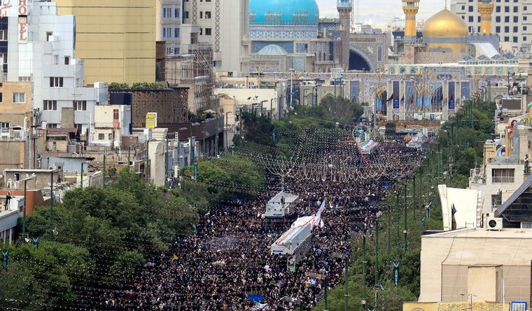 El funeral de Ebrahim Raisi ha convocado a una multitud que lo despide Foto: EFE