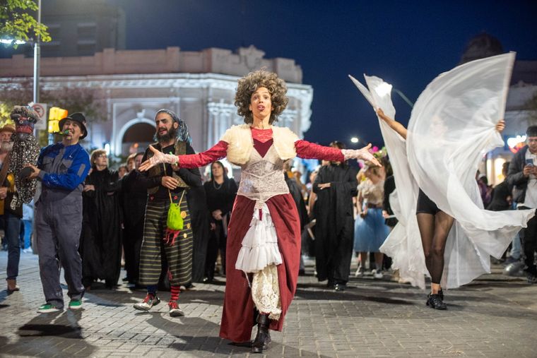 Apertura de la 37° Fiesta Nacional de Teatro Las calles de Catamarca se llenaron de alegría Foto: Gentileza INT
