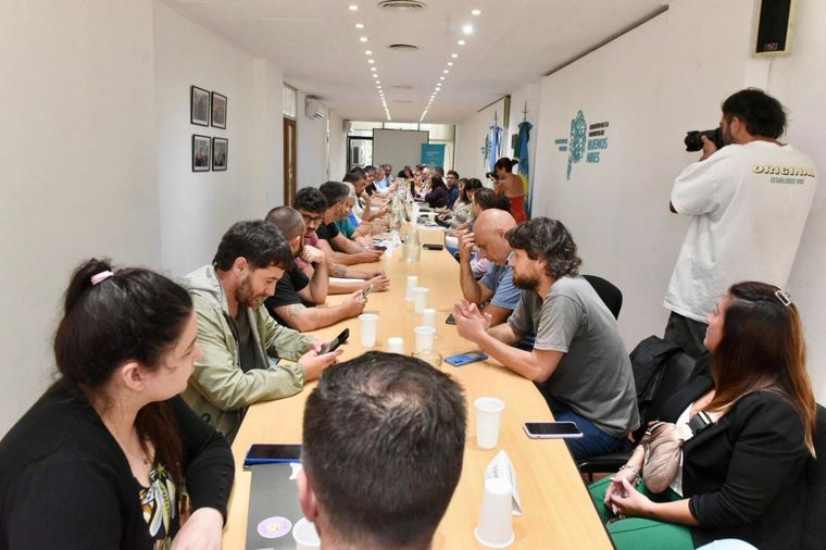 Con las elecciones legislativas a la vuelta de la esquina el gobierno bonaerense reabre la paritaria estatal Con las elecciones legislativas a la vuelta de la esquina el gobierno bonaerense reabre la paritaria estatal