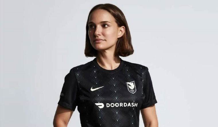 Natalie Portman desarrolló un equipo de fútbol femenino para luchar por la equidad de la mujer.