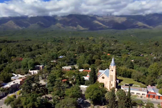 Situado al pie del imponente cerro Champaquí, el punto más alto de Córdoba, este destino toma impulso con la llegada del ferrocarril en el siglo XIX y hoy se destaca por sus edificios históricos. Foto: Argentina Gobierno