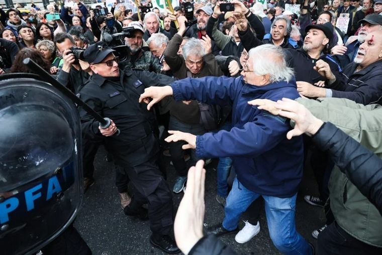 Represión a jubilados en la puerta del Congreso
