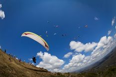A pocos kilómetros de La Cumbre, en la provincia de Córdoba, se encuentra Cuchi Corral, uno de los sitios más emblemáticos para la práctica del parapente en Argentina.
