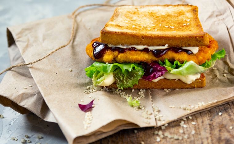 Sandwich de cerdo Una receta clásica de Japón para hacer en pocos minutos. Foto: Shutterstock