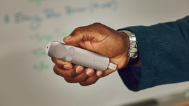 El nuevo control remoto de Logitech ayuda a los profesionales a mantener la calma antes de una disertación pública. El nuevo control remoto de Logitech ayuda a los profesionales a mantener la calma antes de una disertación pública.