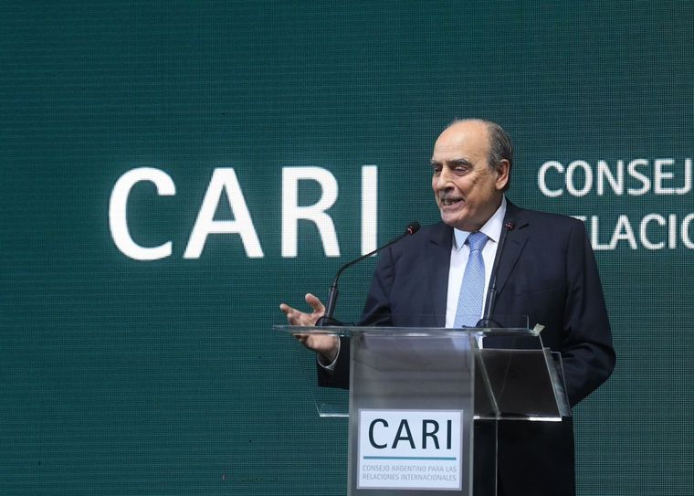 El jefe de Gabiente, Guillermo Francos, encabezó la reunión con la delegación de gobernadores que trajo una serie de reclamos a la Casa Rosada. El jefe de Gabiente, Guillermo Francos, encabezó la reunión con la delegación de gobernadores que trajo una serie de reclamos a la Casa Rosada.