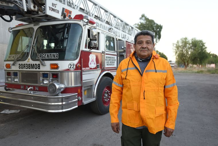 Roberto Peña, uno de los tantos bomberos voluntarios que enfrentó al incendio en Las Heras. Foto: Maximiliano Ríos/MDZ