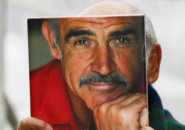 El actor mostrando su libro.