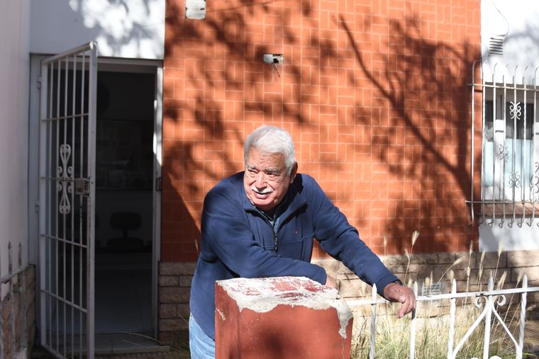 El Negro Pelliza apoyado sobre la entrada de la sede del Automóvil Club Mendoza recuerda con nostalgia una vida dedicada al Autódromo General San Martín.