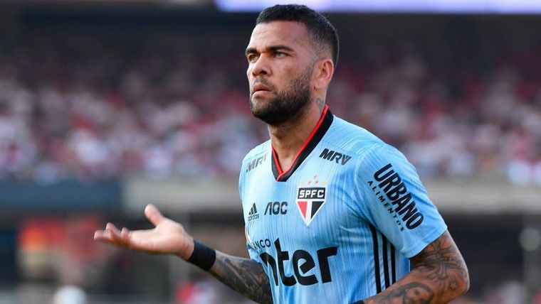 Verón tentó a Dani Alves para jugar en Estudiantes.