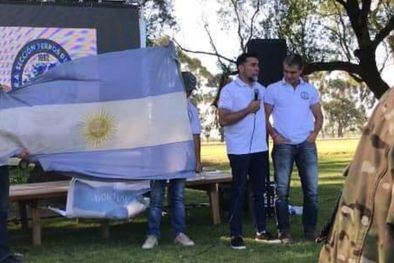 MDZol | Hablando el VGM José Cruz, a su lado el VGM Jorge Rinaldi, integrantes de la SecciónPerros de Guerra. Foto: Marta Ransanz