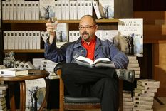 El escritor Carlos Ruiz Zafón en la presentación de su novela El juego del Ángel, Barcelona, 16 de abril de 2018.