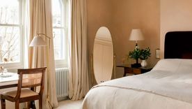 La diseñadora de interiores Jessica Summer creó un color de pintura personalizado para este sereno dormitorio, optando por un tono entre rosa y beige que adorna delicadamente las paredes de la habitación. La diseñadora de interiores Jessica Summer creó un color de pintura personalizado para este sereno dormitorio, optando por un tono entre rosa y beige que adorna delicadamente las paredes de la habitación.