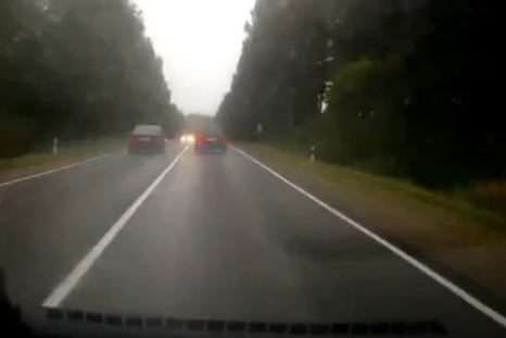 Registran impresionante choque frontal de dos autos en Bielorrusia