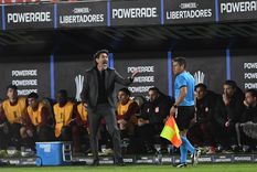 Eduardo Domínguez, visiblemente herido, trató de levantar al pueblo de Estudiantes tras quedar afuera de la Libertadores. Eduardo Domínguez, visiblemente herido, trató de levantar al pueblo de Estudiantes tras quedar afuera de la Libertadores.