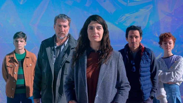 El cast total de la serie. El cast total de la serie.