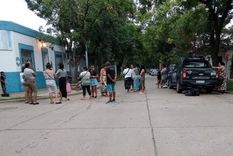Familiares se concentraron en la puerta de la seccional para seguir de cerca la situación y sumarse al reclamo de las reclusas Foto: NA Familiares se concentraron en la puerta de la seccional para seguir de cerca la situación y sumarse al reclamo de las reclusas Foto: NA