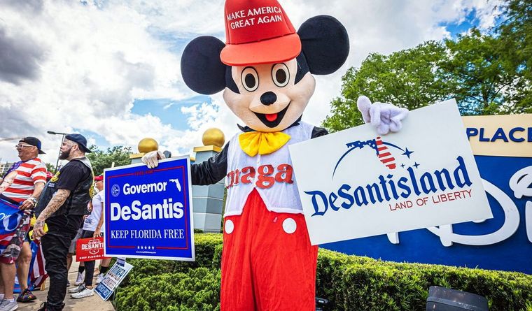 Protesta de activistas de extrema derecha y grupos patriotas adyacentes a QAnon, frente a la entrada de Walt Disney World en Orlando. Foto: PDecker.