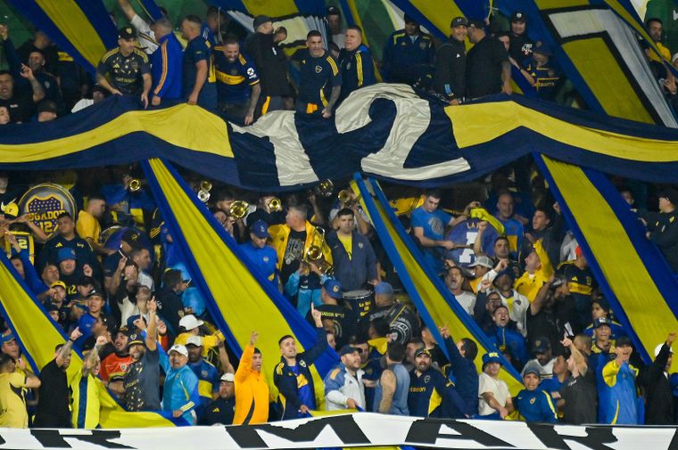 El encuentro se interrumpió durante varios minutos para asistir a un hincha de Boca.