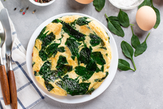 Clásico renovado: receta de omelette de queso y espinaca para cualquier comida.