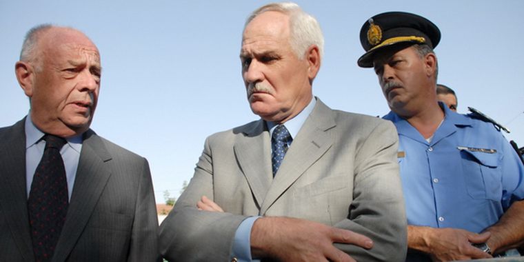 El ex comicario Rico, junto al ministro de Seguridad, Juan Carlos Aguinaga. Foto: Nacho Gaffuri / Archivo