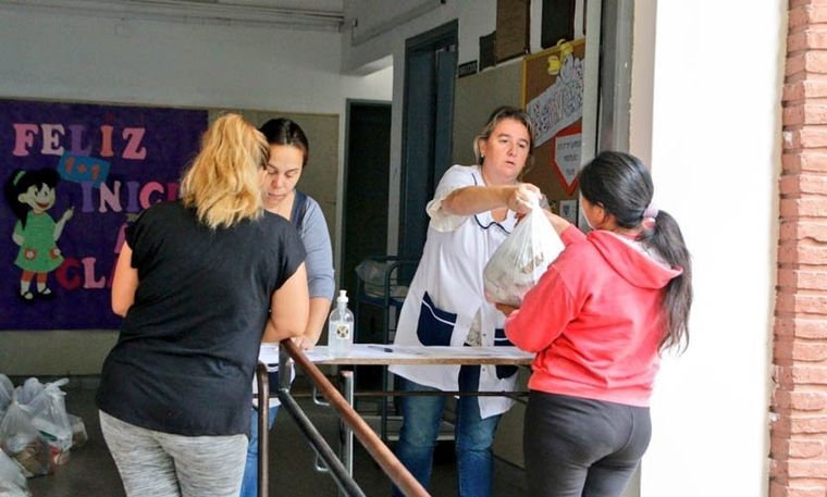Los bolsones de comida serán repartidos entre hoy y el próximo viernes solo a algunos alumnos en vulnerabilidad social