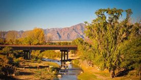 Sanagasta combina valle, vegetación y montaña en una de las postales más reconocibles de la costa riojana. Sanagasta combina valle, vegetación y montaña en una de las postales más reconocibles de la costa riojana.