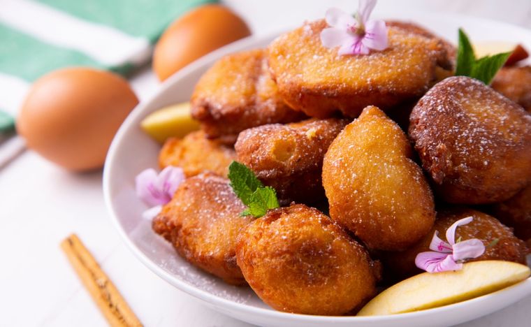Buñuelos de manzana y miel Una receta simple y deliciosa en pocos minutos Foto: Shutterstock