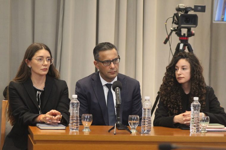 El juez Sebastián Sarmiento junto a su abogada en el juicio político que se desarrolló este martes. El juez Sebastián Sarmiento junto a su abogada en el juicio político que se desarrolló este martes.