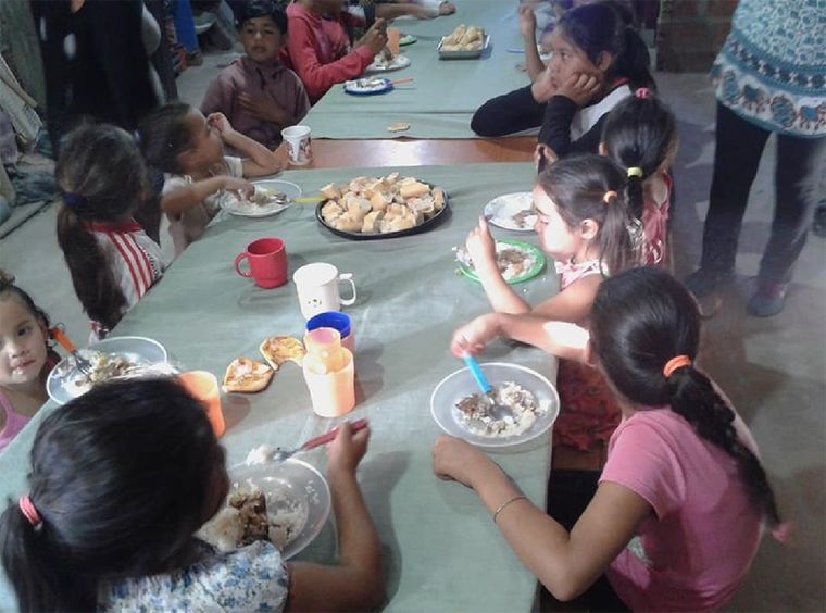 Cada vez más niños llegan a las escuelas en busca de un plato de comida. Foto: Archivo MDZ