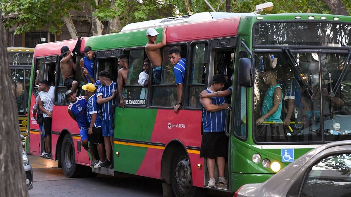 Por qué el Gobierno de Mendoza no prestará más colectivos para el traslado de los hinchas