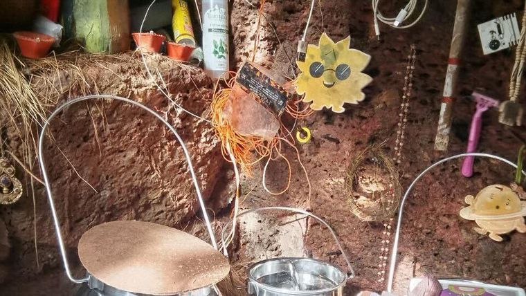 La Policía dijo que la cueva en la que vivían Kutina y sus hijas "parecía cómoda".